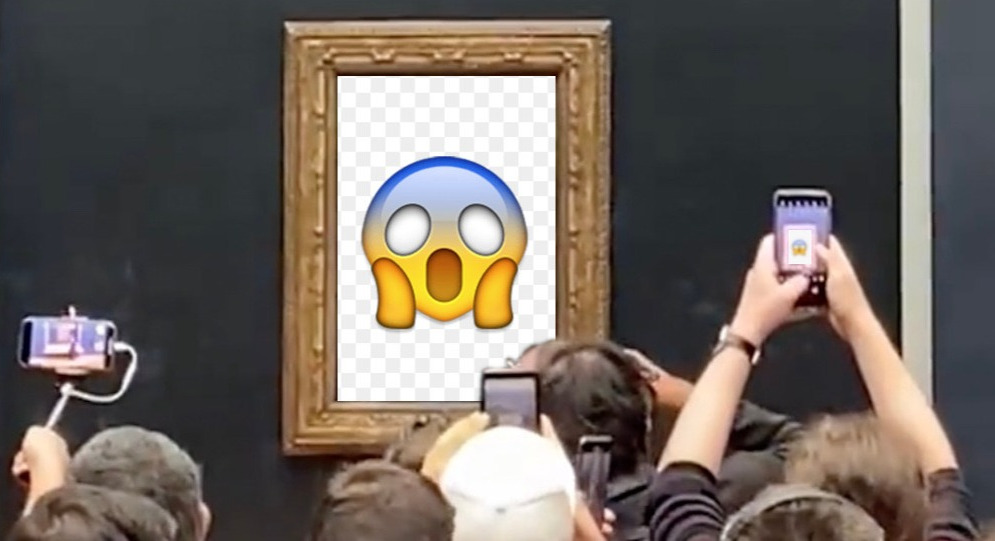 Turistas fotografando a moldura da Mona Lisa, com o emoji 'FACE SCREAMING IN FEAR' no lugar da pintura de Leonardo Da Vinci